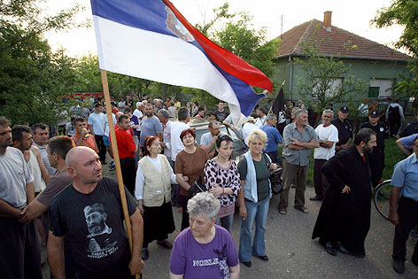 Pro-Mladic Demonstranten in Dorf bei Zrenjanin, Serbien 