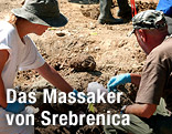 Forensiker untersuchen ein Massengrab