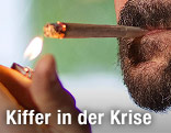 Mann raucht einen Joint