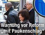Wartende Menschen auf der Straße