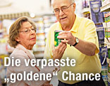 Älteres Paar bei einem Einkauf im Supermarkt