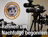 Fernsehkameras neben einem IWF-Logo
