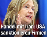 US-Außenministerin Hillary Clinton mit erhobener Hand