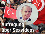MHP-Anhänger mit Transparent von Parteiführer Devlet Bahceli