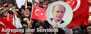 MHP-Anhänger mit Transparent von Parteiführer Devlet Bahceli