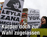 Demonstranten mit Transparent "Leyla Zana ins Parlament"