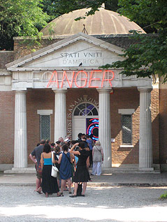 © ORF.at/Peter Prantner Pavillon auf der Biennale 2010 mit der Leuchtaufschrift "Anger"