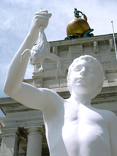 © ORF.at/Peter Prantner Statue "Boy with frog" von Charles Ray