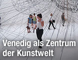 Installation mit Schnüren im Hauptpavilion der Biennale 2010
