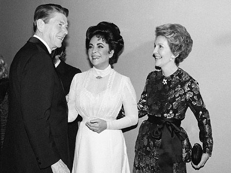 © Corbis/CNP/White House Ehemaliger US-Präsident Ronald Reagan, seine Frau Nancy Reagan und Schauspielerin Liz Taylor