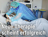 Ärztin behandelt einen Patienten