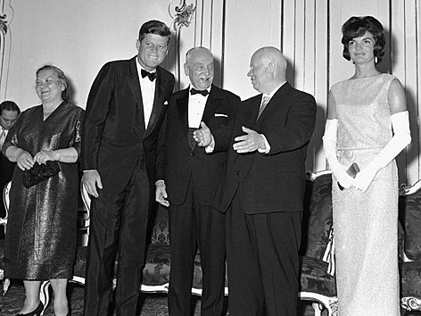 © AP Adolf Schärf spricht mit Nikita Chruschtschow, während J.F.Kennedy zuhört