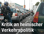 Mehrer Autos stehen in Wien im Stau