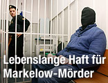 Mordverd&auml;chtiger mit Kapuze hinter Gittern vor Gericht