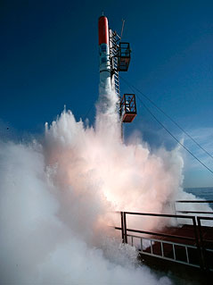 © AP/Bo Tornvig Rakete „Heat-1X“ wird aus dem Wasser gezogen
