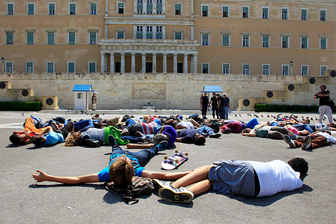 Demonstranten liegen vor dem griechischen Parlament am Boden