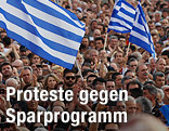 Demonstranten mit Griechenland-Fahnen