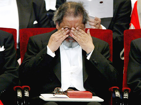 © APA/EPA/Henrik Montgomery Sir V.S. Naipaul weint nach dem er den Nobelpreis erhalten hat