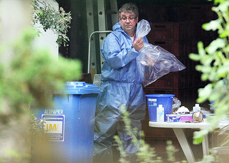 © APA/dpa/Julian Stratenschulte Ein Mann im Schutzanzügen verpackt Proben am Mittwoch auf dem Gelände des Gärtnerhofes Bienenbüttel in Neu-Steddorf