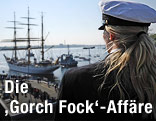 Eine Kadettin betrachtet das einlaufende Schulschiff "Gorch Fock"