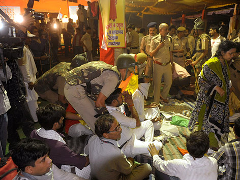 © AP Chaos bei der Räumung des Zeltes von indischem Guru Ramdev