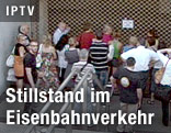 Menschen warten vor dem geschlossenen Eingang einer U-Bahn-Station in Athen