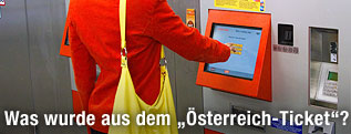 Frau beim Fahrscheinautomaten