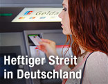Eine Frau beim EC-Geldautomaten