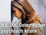 Depressive Frau lehnt ihren Kopf gegen eine Wand
