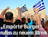 Demonstranten in Athen halten griechische Fahnen hoch