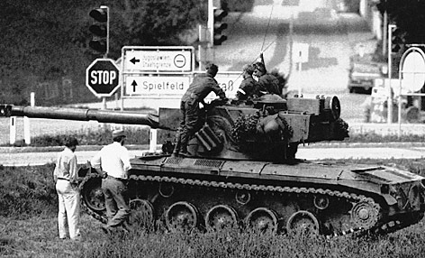 © AP Ein Panzer steht 1991 neben einer Straße bei Spielfeld nahe der Grenze