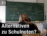 Schülerin mit Tafel im Hintergrund