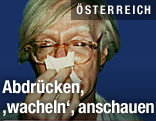 Polaroid-Bild: Andy Warhol schneuzt sich