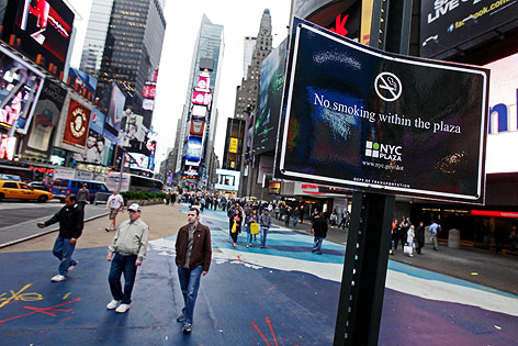 © AP/Richard Drew "No Smoking"-Schild auf dem Times Square