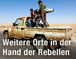 Rebellen auf einem mit Waffen ausgestatteten Pick-Up