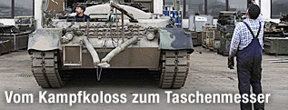 Panzer vor halle am Verschrottungsplatz in Ebeleben (Deutschland)