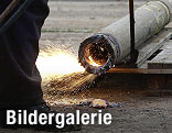 Schweißarbeiten am Panzer-Verschrottungsplatz in Ebeleben (Deutschland)