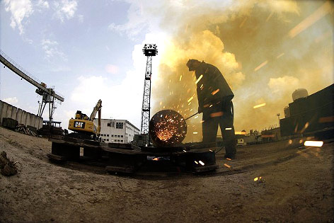 © Battle Tank Dismantling GmbH Koch Schweißarbeiten am Panzer-Verschrottungsplatz in Ebeleben (Deutschland)