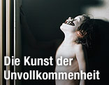 Polaroid von Gottfried Helnwein: Bub steht neben einem Heizkörper