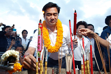 © Reuters/Sukree Sukplang Thailands Premierminister Abhisit Vejjajiva