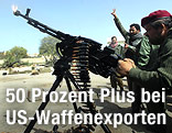 Ein Soldat bedient eine Fliegerabwehrkanone.