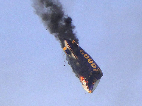 Brennender Zeppelin stürzt ab.