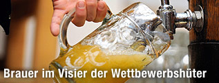 Ein großes Glas Bier wird gezapft.