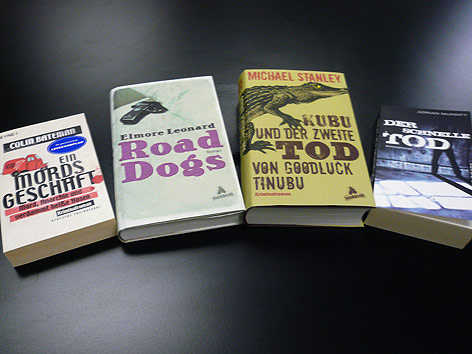 © ORF.at/Doris Rauh Buchcover: Colin Bateman "Ein Mordsgeschäft", Adrian McKinty "Der schnelle Tod", Elmore Leonard "Road Dogs" und Michael Stanley "Kubu und der zweite Tod von Goodluck Tinubu"