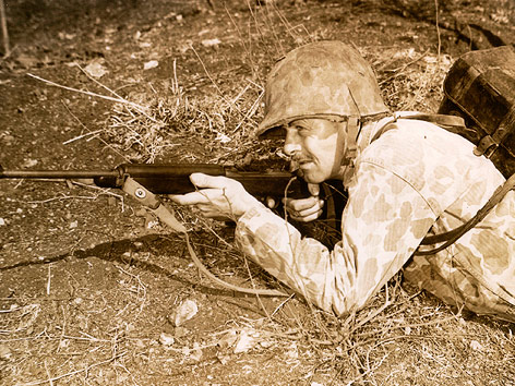 © AP Ein Bild aus dem Zweiten Weltkrieg zeigt einen US-Sergeant in Camouflage-Kleidung auf Iwo Jima.