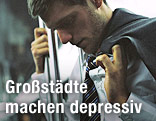 Trauriger Mann in U-Bahn