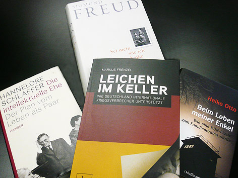 Buchcover: Markus Frenzel "Leichen im Keller", Heike Otto "Beim Leben meiner Enkel"; Hannelore Schlaffer "Die interlektuelle Ehe", und Siegmund Freud "So mein, wie ich mir's denke"