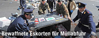 Soldaten und Carabinieris beseitigen gemeinsam den Müll von den Straßen