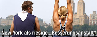 Frau dehnt sich im Central Park in New York