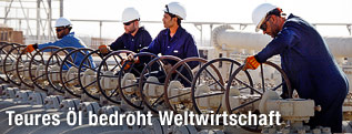 Arbeiter an einer Ölpipeline